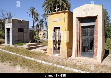 Vista di alcuni mausolei nel cimitero europeo di Marrakech Foto Stock
