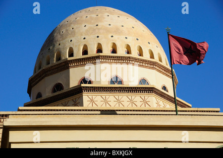 La cupola e la bandiera del Marocco battenti dal tetto del Teatro Regio nel Gueliz area di Marrakech Foto Stock