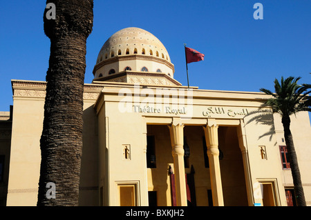 Theatre Royal ingresso colonnato e Bandiera del Marocco battenti dal tetto in Gueliz area di Marrakech Foto Stock