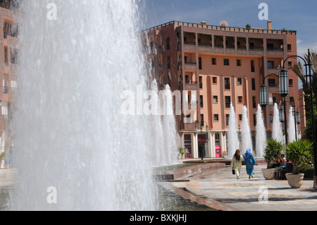 Fontane e shopping plaza su Place du 16 Novembre, Ave Mohammed V di Marrakech Foto Stock