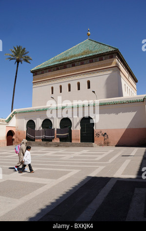 Il cortile e gli edifici con verde vendita tetto di tegole di Bel Abbes Sidi Zaouia in Marrakech Foto Stock