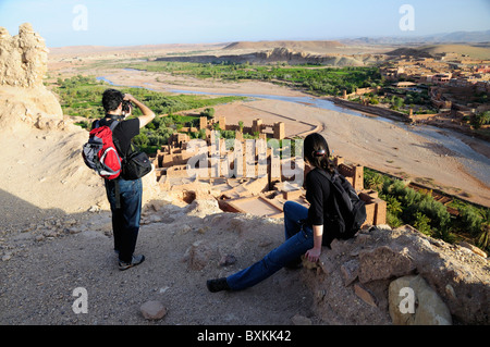 Tourist matura al punto di vista di cui sopra, Kasbah Ait Benhaddou Foto Stock