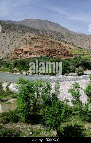 Fiume Nfiss & vista attraverso la campagna a formare nei pressi di Asni, Tizi-n-strada di prova Foto Stock