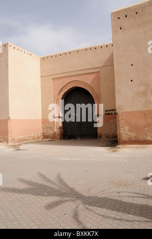 Esterno della Moschea Bab Doukkala e un'ombra di una palma a Marrakech Foto Stock
