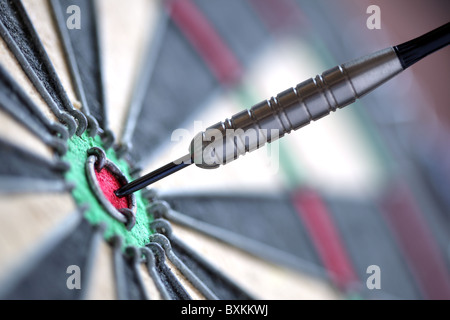 Dart in bull-eye Foto Stock