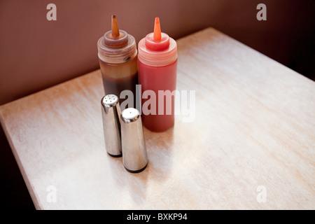 Condimenti sul tavolo del bar Foto Stock