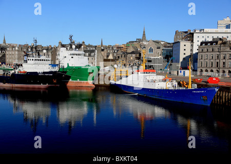 La fortuna del nord e Havila fede, sia carico di approvvigionamento di navi e Tridens 1, un rimorchiatore nel porto di Aberdeen da Regent Quay Foto Stock