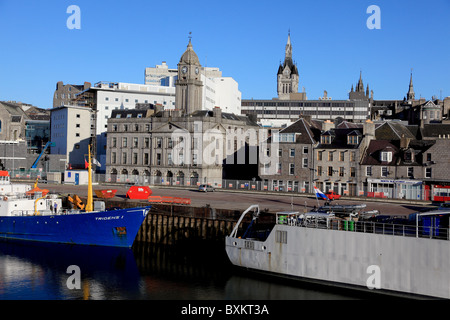 Tridens 1 e Mercuur A900 nel porto di Aberdeen con gli orologi delle torri del porto uffici (sinistra) e la casa di città(centro) Foto Stock