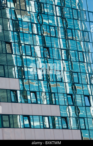 Abstract riflessioni su un ufficio aziendale edificio con facciata in vetro Foto Stock