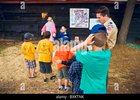 Cub Scout su una gita ad una fattoria di zucca Foto Stock