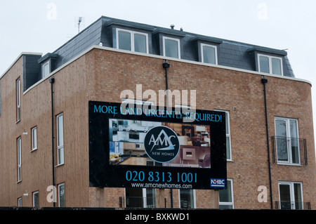 Un cartello che diceva "più terra richiesto urgentemente!' su un edificio residenziale sito nella parte sud di Londra. Foto Stock