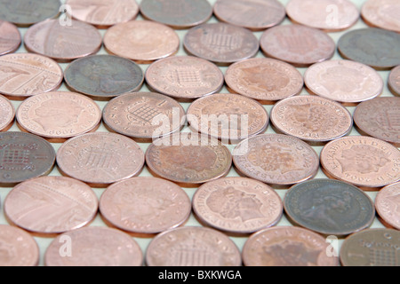 Un modello di sterling 1p di riempimento delle monete il telaio Foto Stock