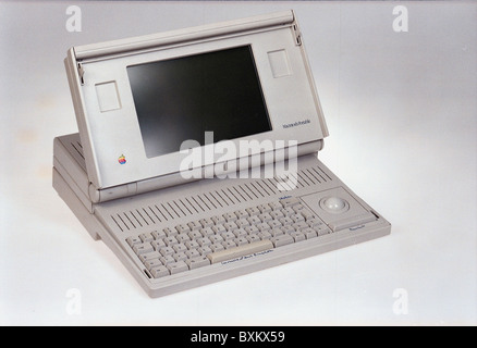 Informatica / elettronica, computer, notebook, Apple computer, Macintosh Portable, USA, 1989, storico, storico, anni '80, anni '80, 20 ° secolo, processore: Motorola 68000, 16 MHz, trackball, Cupertino, invenzione, display LCD, monocromatico, portatile, hardware, studio shot, laptop, computer portatile, computer portatili, computer portatili, diritti aggiuntivi-clearences-non disponibile Foto Stock
