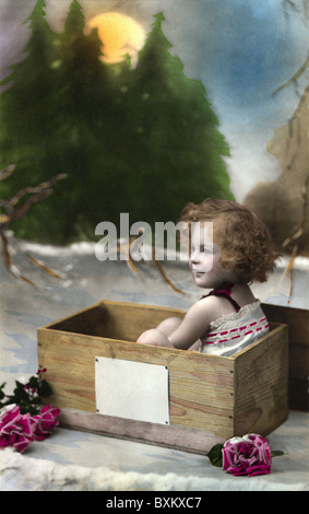 Persone, bambini, ragazze, bambina in scatola di legno, Austria, circa 1924, diritti aggiuntivi-clearences-non disponibile Foto Stock