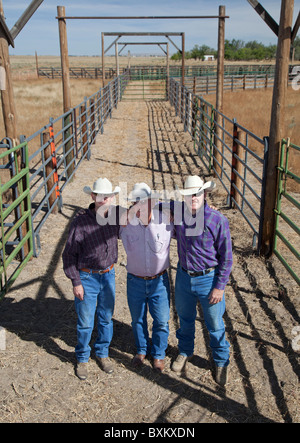 Padre e figli sul ranch di bestiame Foto Stock