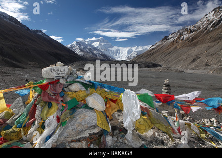 Vista del lato nord dell'Everest o Qomolangma con bandiere da preghiera buddista visto dal campo base o ebc, in Tibet, in Cina. Foto Stock