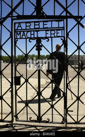 Geografia / viaggio, Germania, Baviera, Dachau, ex campo di concentramento, KZ, sito commemorativo, giorno commemorativo 4.5.2003, ex prigioniero che cammina attraverso l'ingresso del campo, , diritti aggiuntivi-clearences-non disponibile Foto Stock