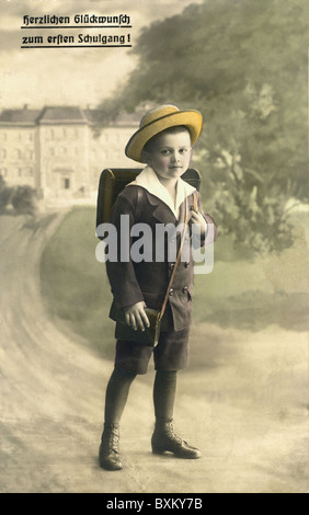 Istruzione, Germania, circa 1917, scolaro sulla strada per la scuola, cartolina, 'Congratulazioni sul vostro primo giorno a scuola', cartolina, diritti aggiuntivi-clearences-non disponibile Foto Stock