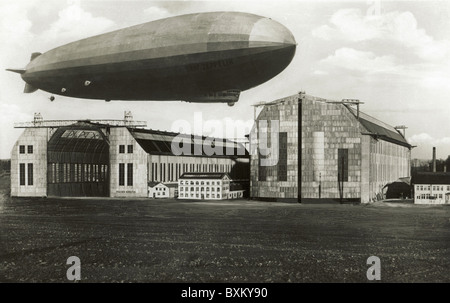 Trasporto / trasporto, aviazione, navi, nave aerea 'Graf Zeppelin' che si illumina sull'hangar, Friedrichshafen, Germania, circa 1930, diritti aggiuntivi-clearences-non disponibile Foto Stock
