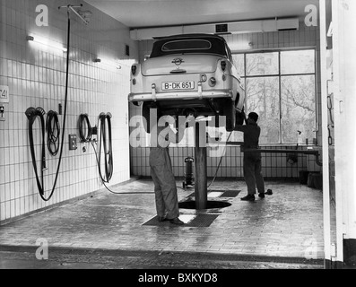 Trasporto / trasporto, auto, manutenzione, servizio di riparazione auto, Berlino Ovest, Germania, circa 1960, diritti aggiuntivi-clearences-non disponibile Foto Stock