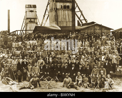 Industria, minerario, minatore, forza lavoro di una miniera di carbone, foto di gruppo di fronte alla miniera di carbone, Germania, circa 1880, diritti aggiuntivi-clearences-non disponibile Foto Stock