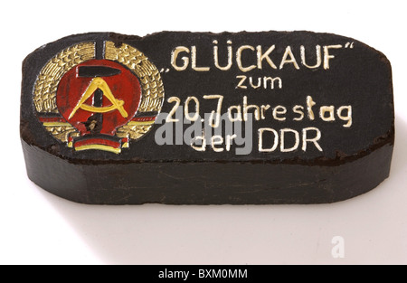 Miniere, miniere di carbone, brune carbone briquet, decorato con l'emblema nazionale della Repubblica democratica tedesca, in occasione del 20 ° anniversario della RDT, 1969, diritti aggiuntivi-clearences-non disponibili Foto Stock