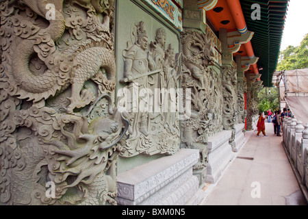Dettaglio sulle pareti al Monastero Po Lin si trova a Ngong Ping sull'Isola di Lantau in Hong Kong. Foto Stock