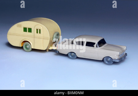 Giocattoli, auto giocattolo, Opel Rekord, rimorchio, Germania, circa 1960, diritti aggiuntivi-clearences-non disponibile Foto Stock