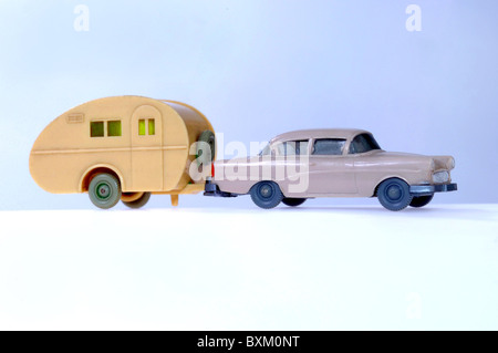 Giocattoli, auto giocattolo, Opel Rekord, rimorchio, Germania, circa 1960, diritti aggiuntivi-clearences-non disponibile Foto Stock