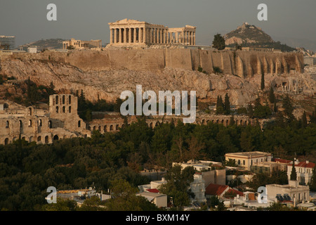 Vista dell'Acropoli di Atene da Philopappos Hill in Grecia. Il Monte Lycabettus è in background. Foto Stock