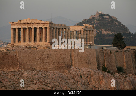 Vista del Partenone dell'Acropoli di Atene da Philopappos Hill in Grecia. Il Monte Lycabettus è in background. Foto Stock