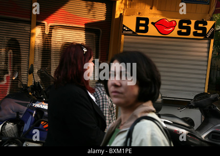 Negozio chiuso nel mercato delle pulci di Monastiraki area in Atene in Grecia. Foto Stock