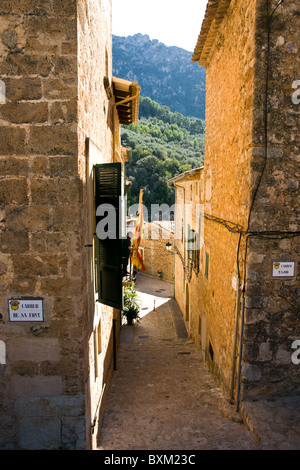 Un paesaggio dal villaggio di Fornalutx in le montagne Tramuntana sull isola di Maiorca, Spagna. Foto Stock