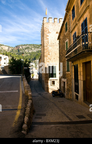 Un paesaggio dal villaggio di Fornalutx in le montagne Tramuntana sull isola di Maiorca, Spagna. Foto Stock