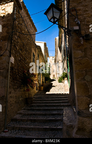 Un paesaggio dal villaggio di Fornalutx in le montagne Tramuntana sull isola di Maiorca, Spagna. Foto Stock