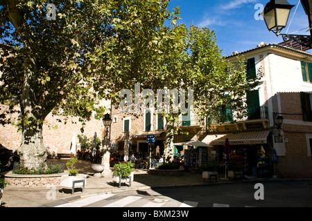 Un paesaggio dal villaggio di Fornalutx in le montagne Tramuntana sull isola di Maiorca, Spagna. Foto Stock