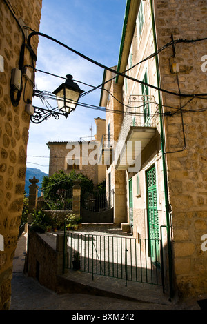 Un paesaggio dal villaggio di Fornalutx in le montagne Tramuntana sull isola di Maiorca, Spagna. Foto Stock