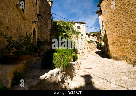 Un paesaggio dal villaggio di Fornalutx in le montagne Tramuntana sull isola di Maiorca, Spagna. Foto Stock