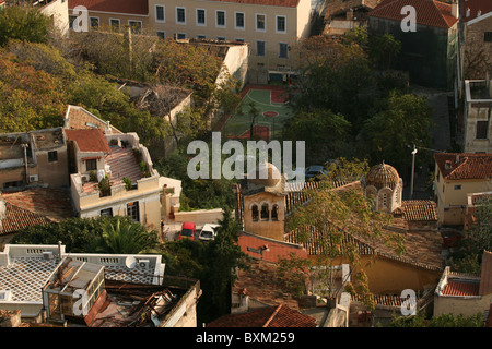 Chiesa Ortodossa e basket in Anafiotika trimestre in Atene in Grecia. Foto Stock