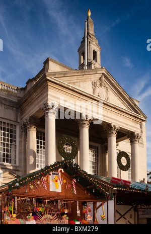 Regno Unito, Inghilterra, Yorkshire, Leeds, Millennium Square, Leeds sala civica, con il Mercatino di Natale Foto Stock