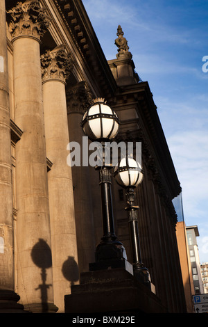 Regno Unito, Inghilterra, nello Yorkshire, Leeds, Calverley Street, Leeds Town Hall, lampade su marciapiede Foto Stock