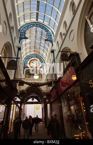 Regno Unito, Inghilterra, Yorkshire, Leeds, Victoria Quarter, Thornton's Arcade a Natale, William Potts' orologio Foto Stock