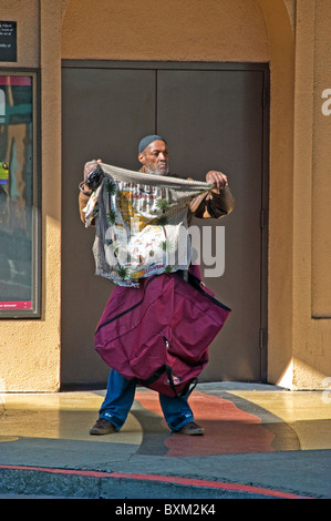 Uomo nero la vendita di merce su strada di città in San Francisco CA USA California Foto Stock