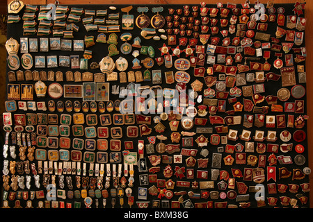 Uzbek e era Sovietica badges in un negozio di souvenir a Bukhara, Uzbekistan. Foto Stock