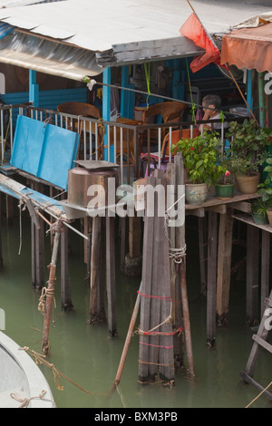 Tai O, l'Isola di Lantau, Hong Kong, Cina, Asia, una delle tante case e ville costruite su palafitte in acqua Foto Stock