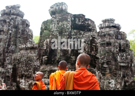 I monaci buddisti a tempio Bayon ad Angkor tempio complesso Foto Stock