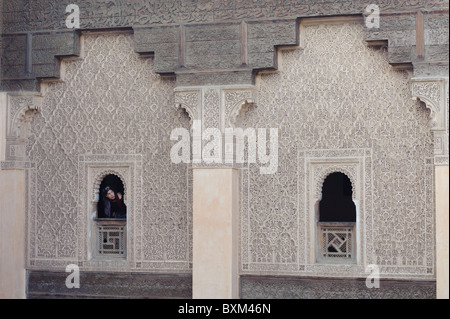 Ragazza guardando fuori della finestra in Madrasah Ali ben Youssef Foto Stock