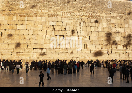 Israele, Gerusalemme. Adoratori presso il Muro Occidentale. Foto Stock