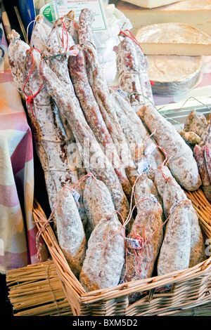 Salumi e formaggi francesi in vendita a Borough Market, Londra, Inghilterra, Regno Unito Foto Stock