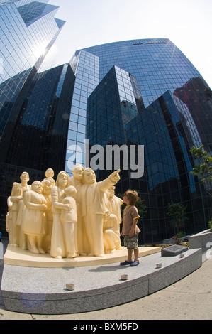 La Folla illuminata scultura nel centro cittadino di Montreal, Quebec, Canada Foto Stock